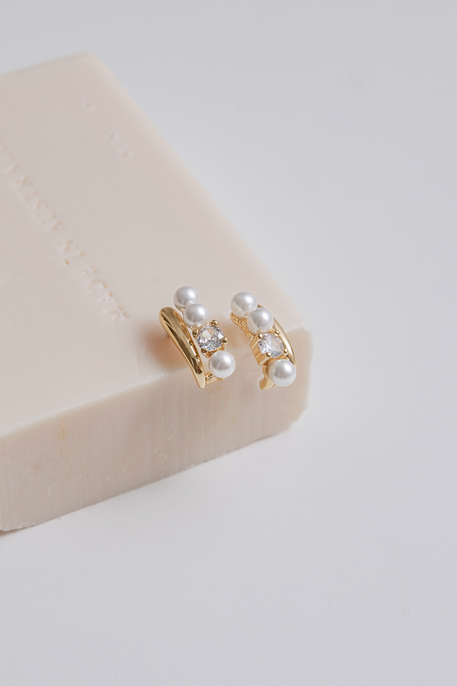 法式珍珠鑲嵌鋯石。銀針耳環