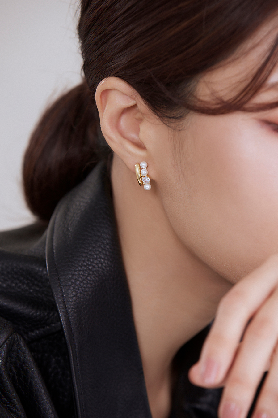 法式珍珠鑲嵌鋯石。銀針耳環