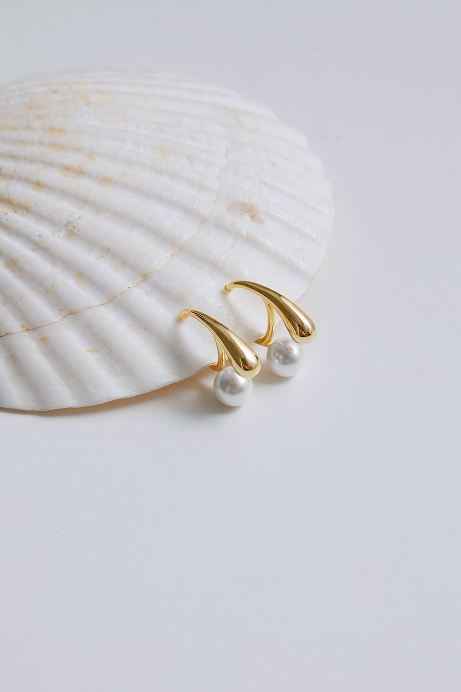 設計感水滴型珍珠。夾式耳環