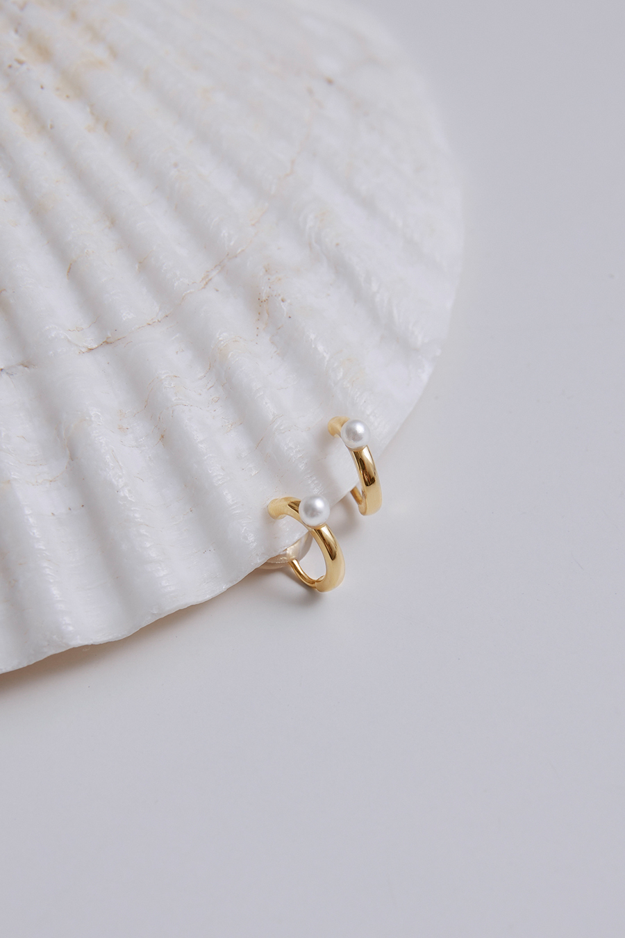 C型圈迷你珍珠。夾式耳環