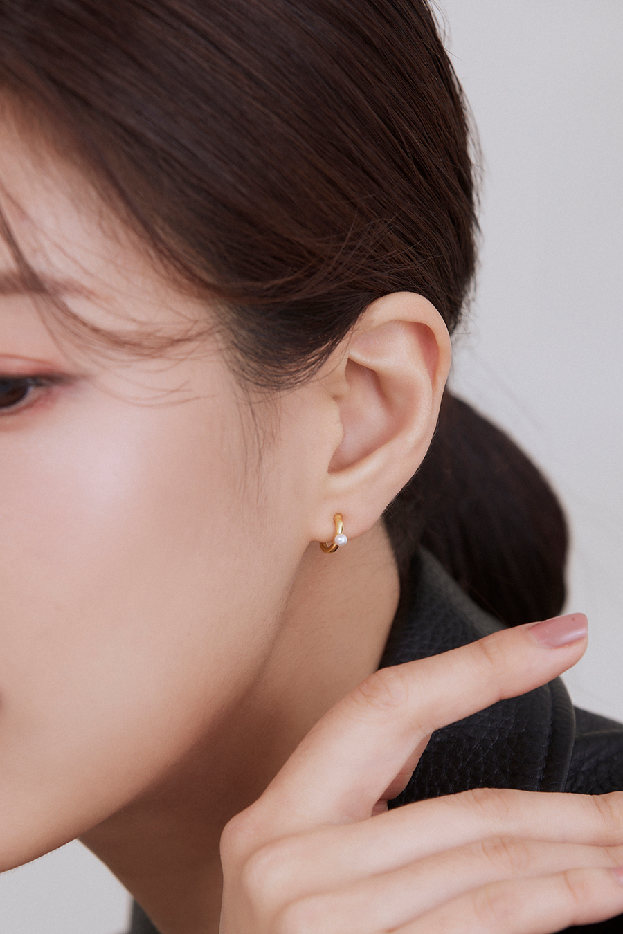 C型圈迷你珍珠。夾式耳環