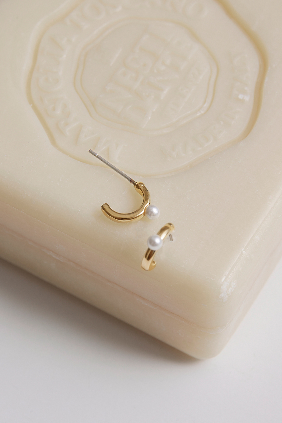 C型圈迷你珍珠。銀針耳環