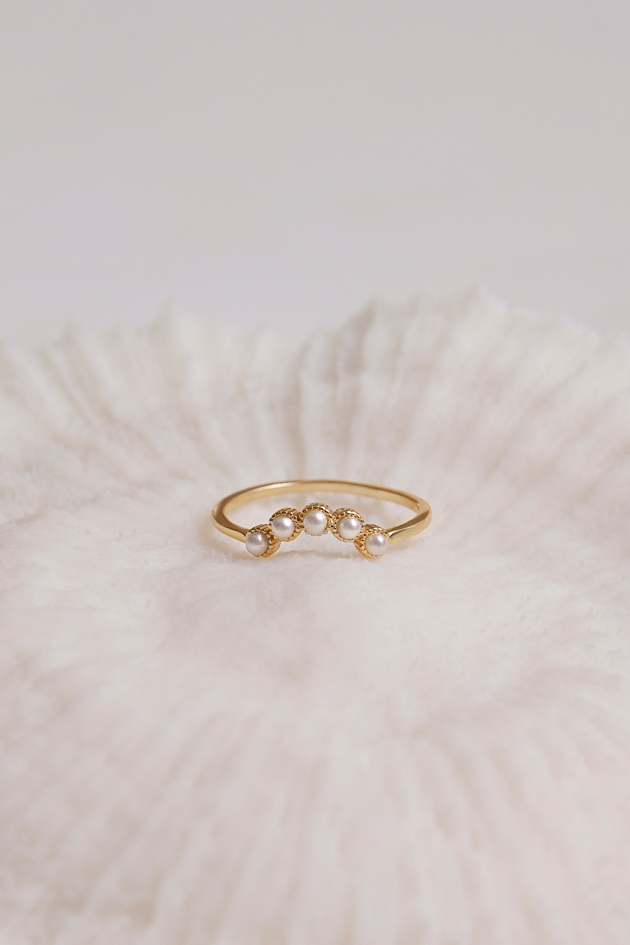 曲線排列珍珠戒指