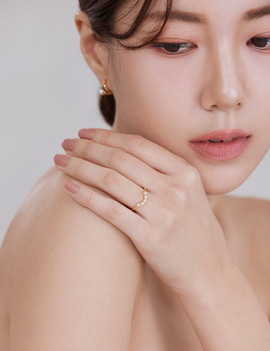 曲線排列珍珠戒指