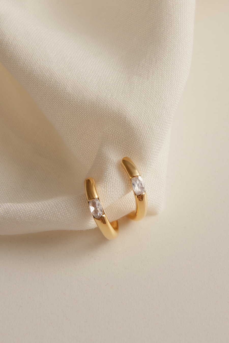 簡約圈型鑲嵌鋯石。銀針耳環