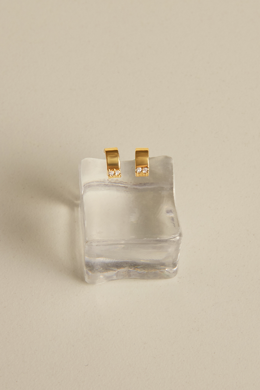 閃耀迷你半圓。銀針耳環