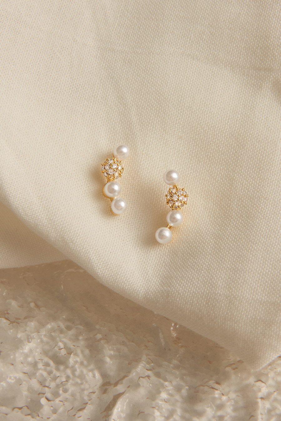 法式微笑珍珠。針式耳環