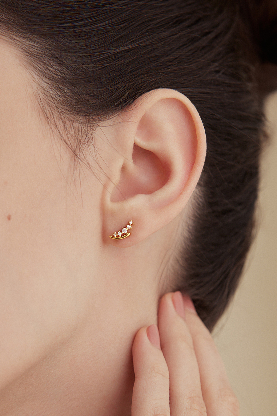 迷你弧形排列鋯石。銀針耳環