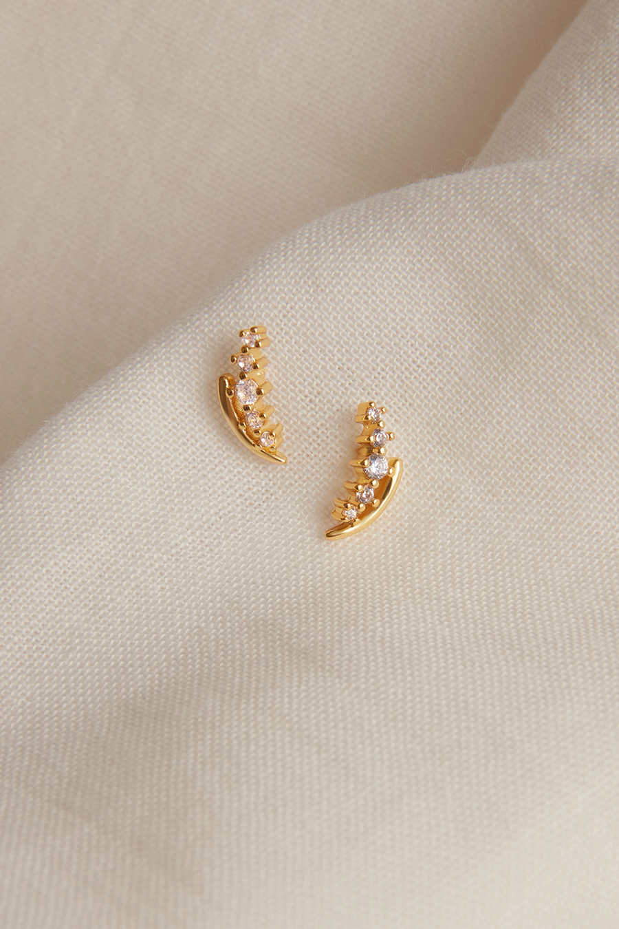 迷你弧形排列鋯石。銀針耳環