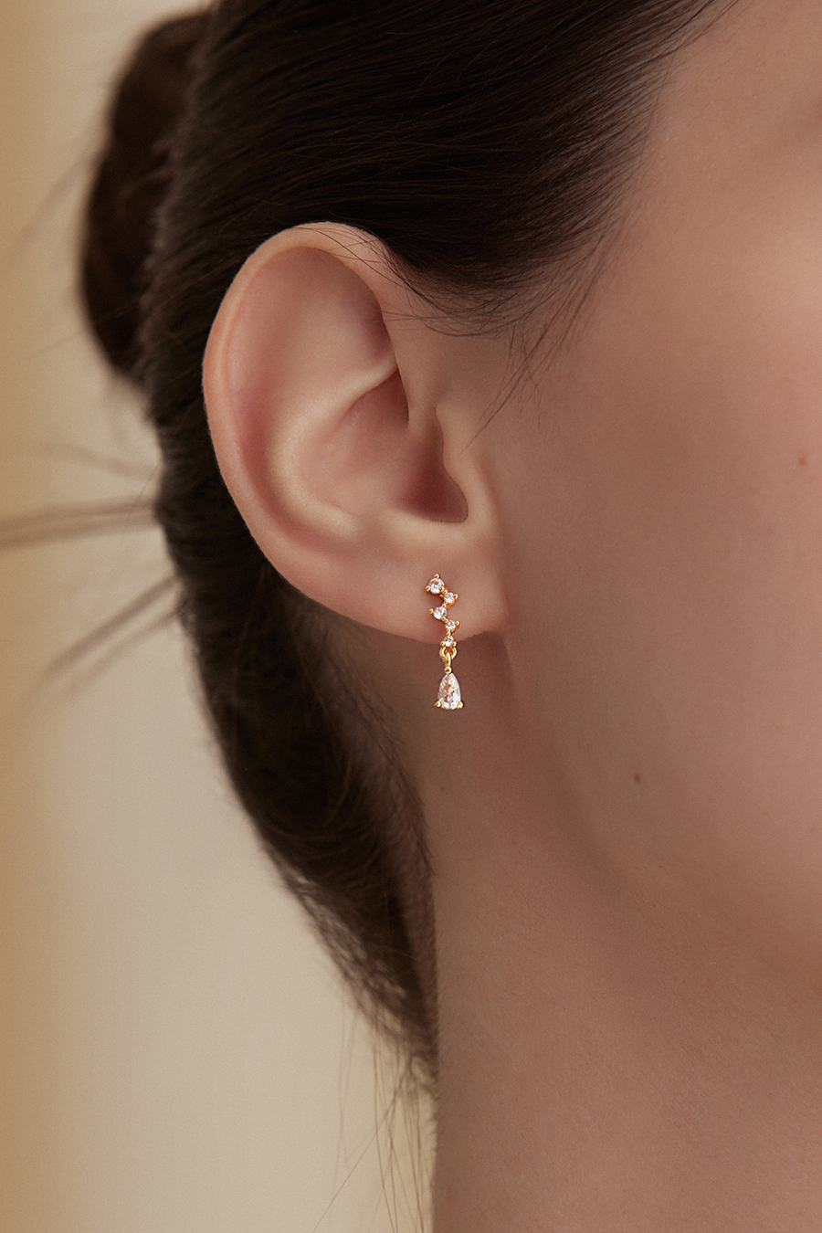 法式垂墜水滴鋯石。銀針耳環