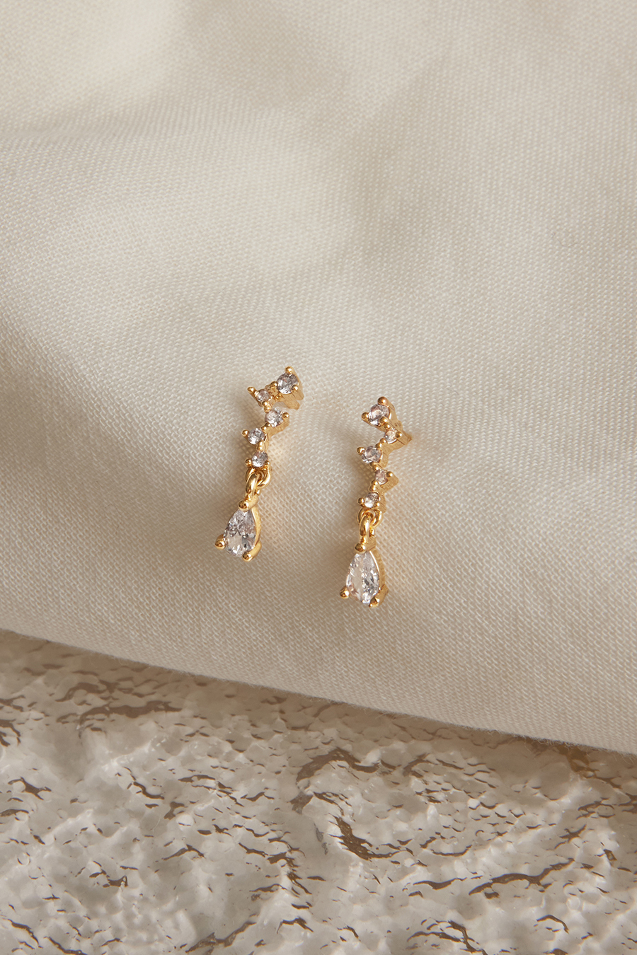 法式垂墜水滴鋯石。銀針耳環