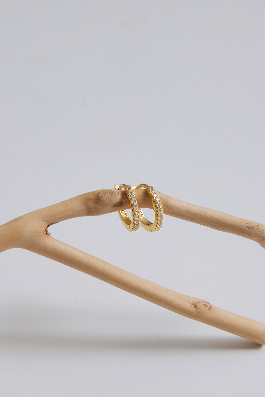 經典圈型鋯石。銀針耳環