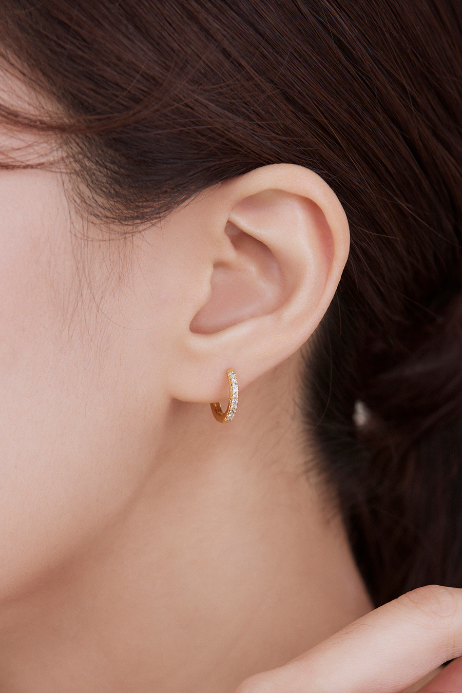 經典圈型鋯石。銀針耳環