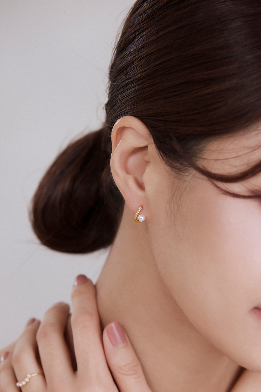 法式弧形珍珠。銀針耳環