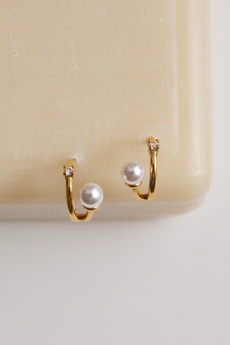 法式弧形珍珠。銀針耳環