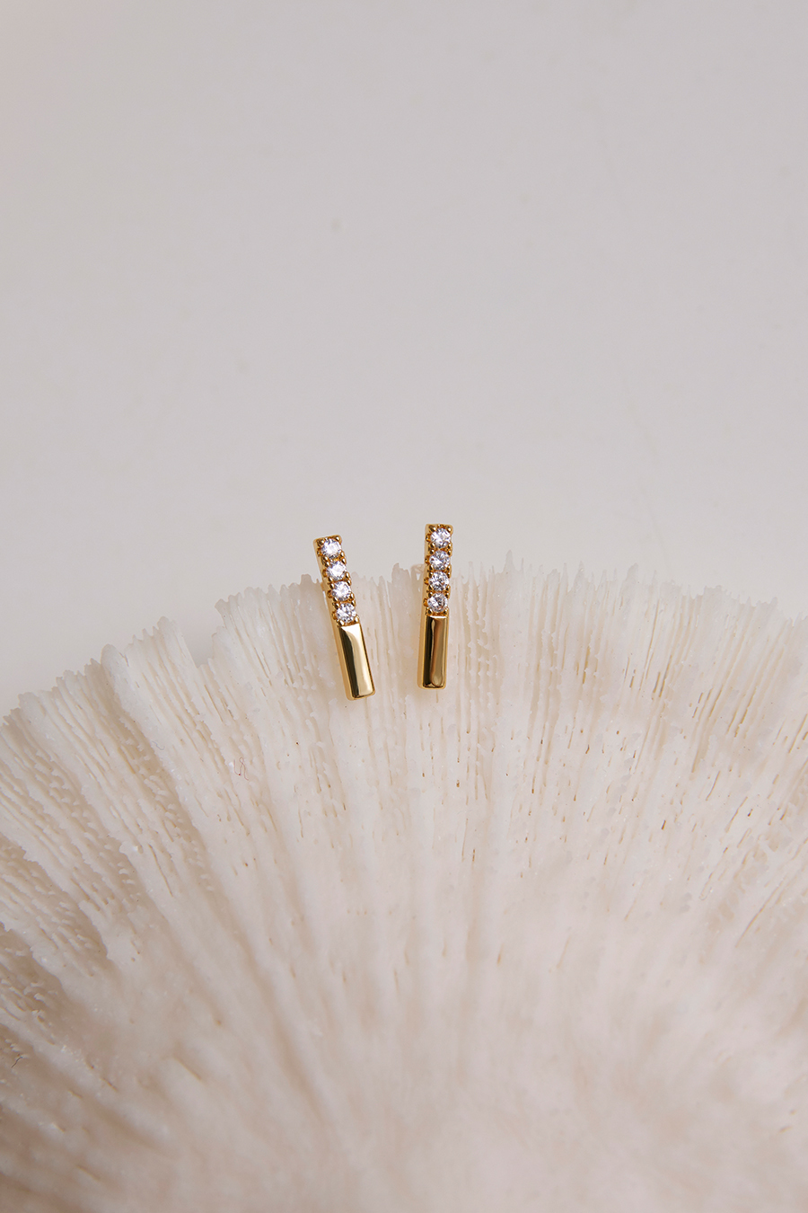 簡約一字迷你鋯石。銀針耳環