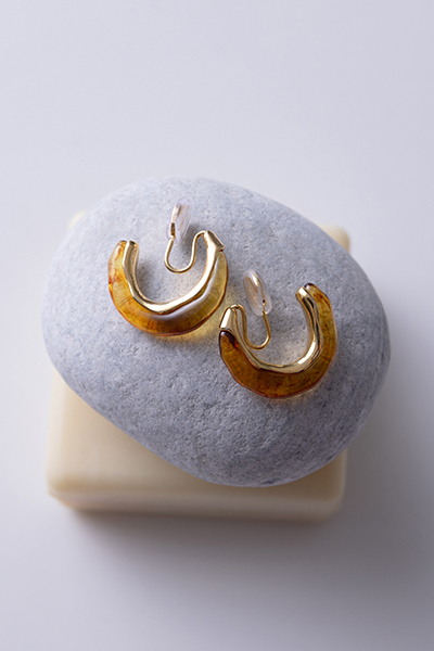 不規則混色透感。夾式耳環(琥珀)