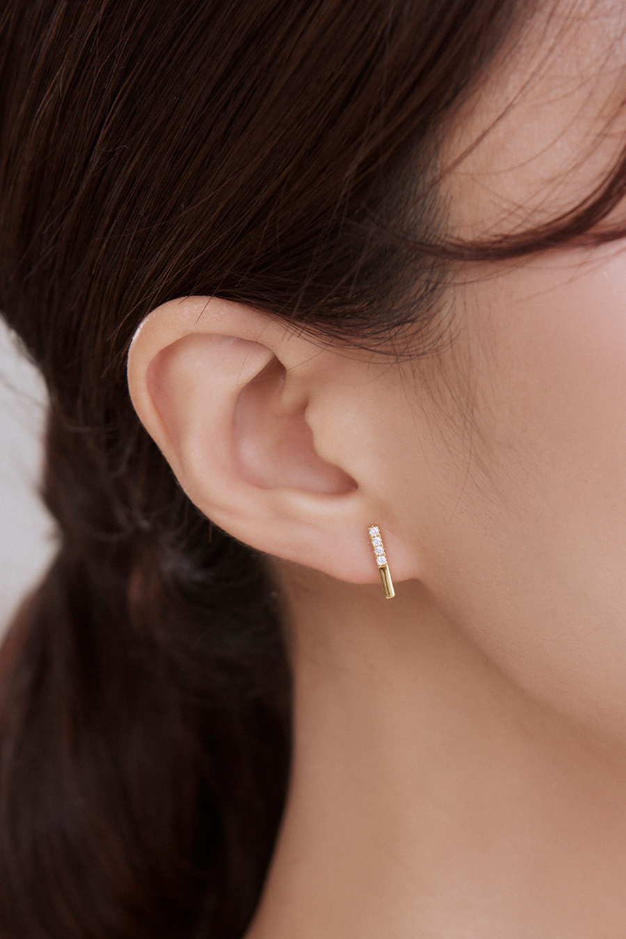 簡約一字迷你鋯石。銀針耳環