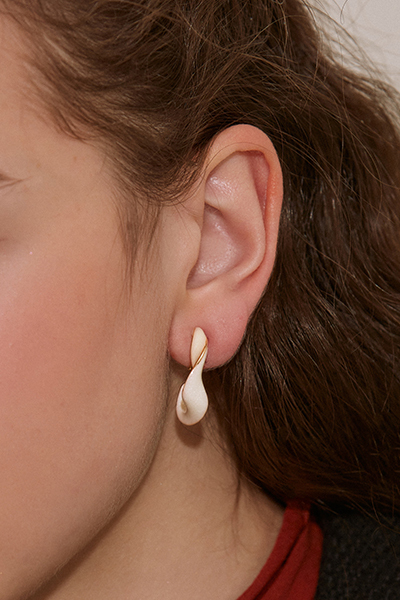 扭轉奶油白畫釉。夾式耳環