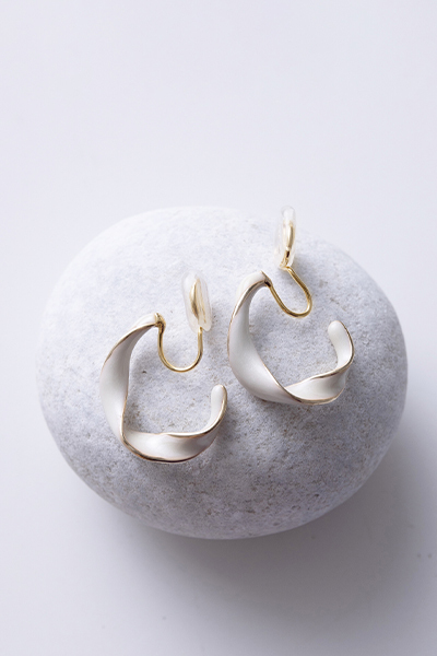 扭轉奶油白畫釉。夾式耳環