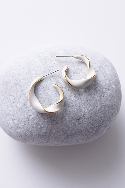 扭轉奶油白畫釉。銀針耳環