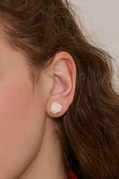 法式珠光白玫瑰。銀針耳環