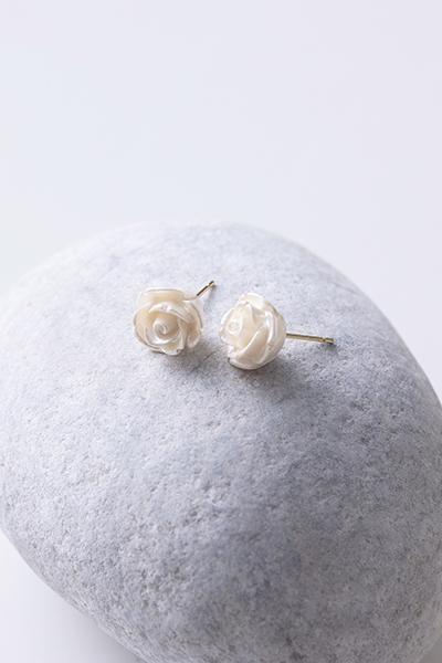 法式珠光白玫瑰。銀針耳環