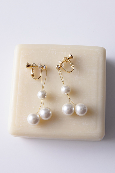層疊垂墜珍珠串。夾式耳環