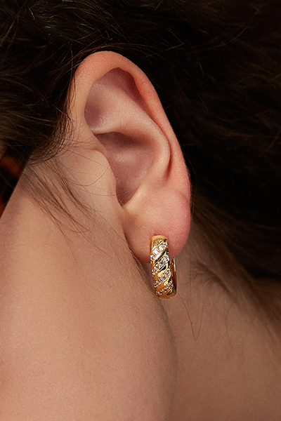 閃耀斜紋鋯石。銀針耳環(金)