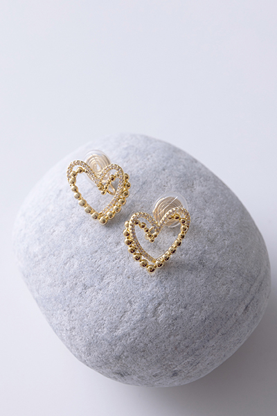 層次鏤空愛心。夾式耳環(金)