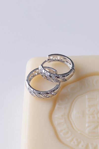 閃耀斜紋鋯石。銀針耳環(銀)