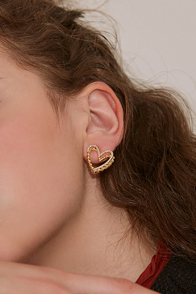 層次鏤空愛心。銀針耳環(金)