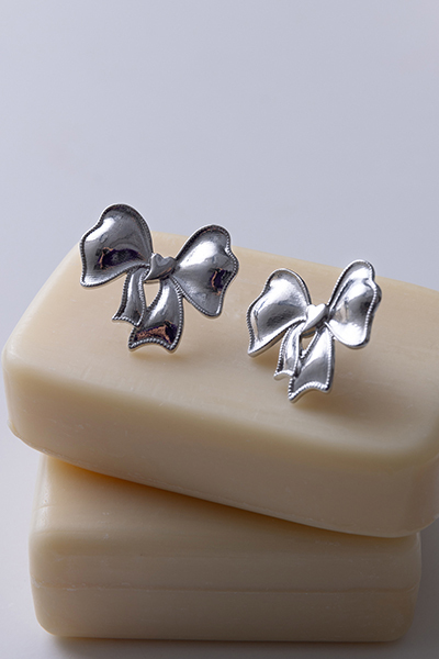 時髦銀蝴蝶結。銀針耳環