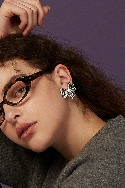 時髦銀蝴蝶結。銀針耳環