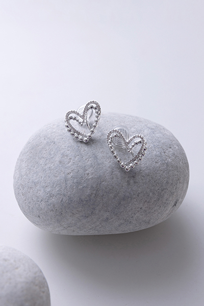 層次鏤空愛心。夾式耳環(銀)