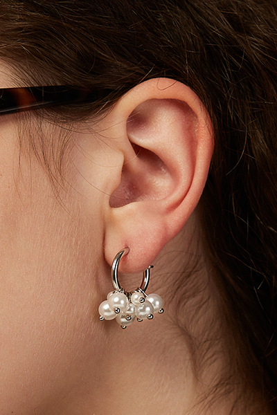 層次珍珠串吊墜。銀針耳環