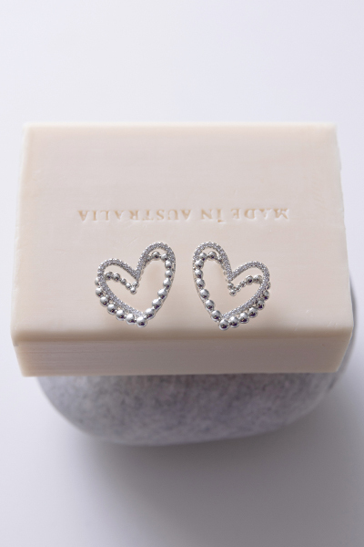 層次鏤空愛心。銀針耳環(銀)