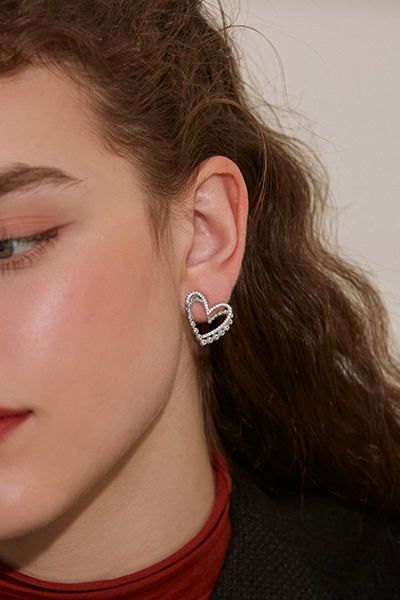 層次鏤空愛心。銀針耳環(銀)