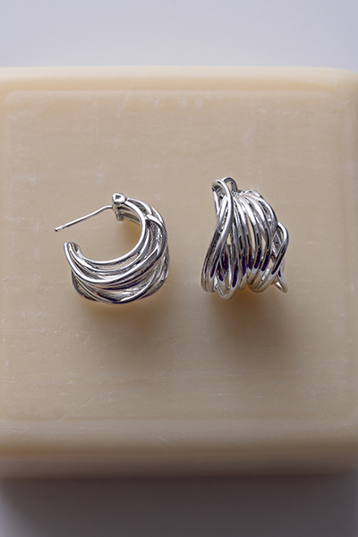 層次立體線圈。銀針耳環(銀)