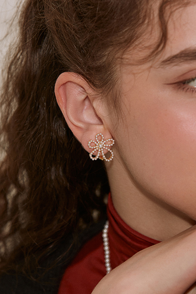 手繪感縷空珍珠花。夾式耳環