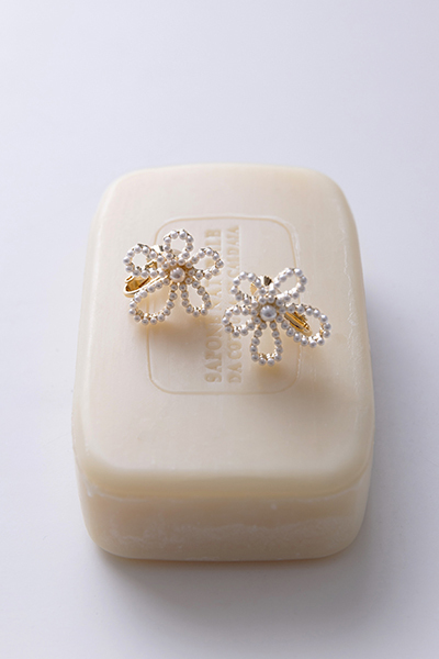 手繪感縷空珍珠花。夾式耳環