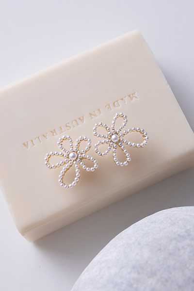 手繪感縷空珍珠花。銀針耳環