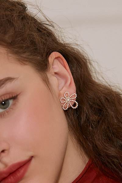 手繪感縷空珍珠花。銀針耳環