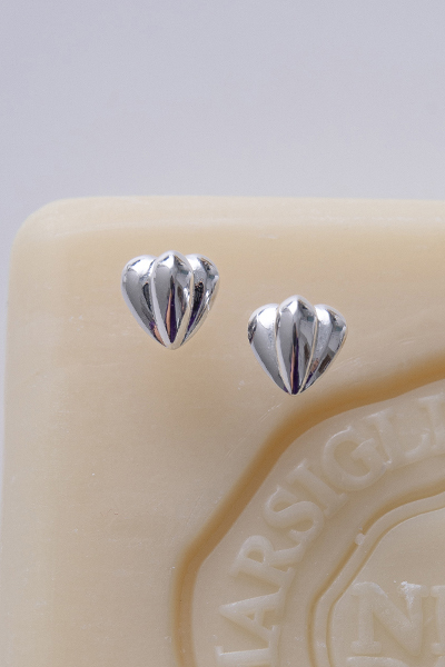 簡約山形愛心。銀針耳環(銀)