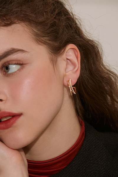 C型珍珠交錯鋯石。夾式耳環