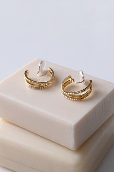 C型珍珠交錯鋯石。夾式耳環