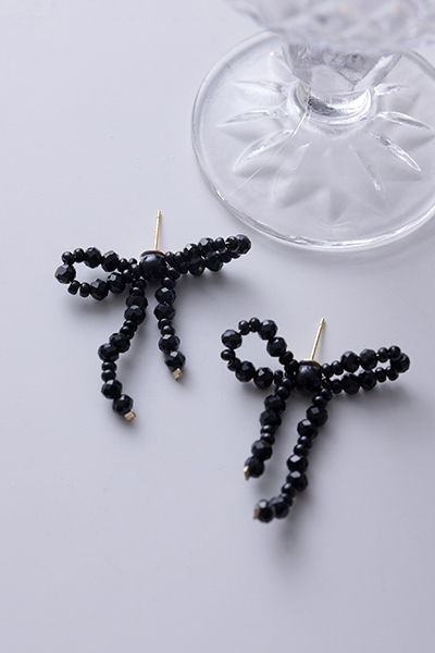 黑串珠蝴蝶結。銀針耳環