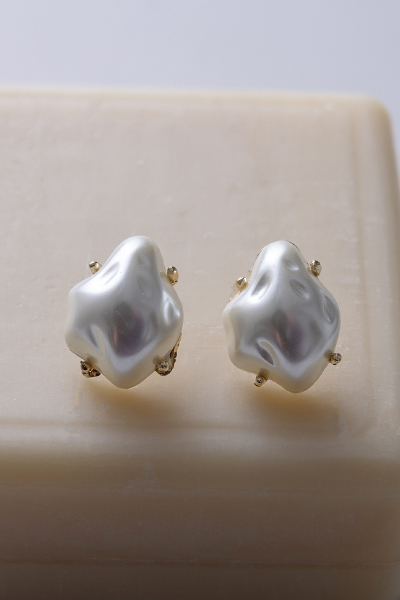 幾何不規則大珍珠。銀針耳環