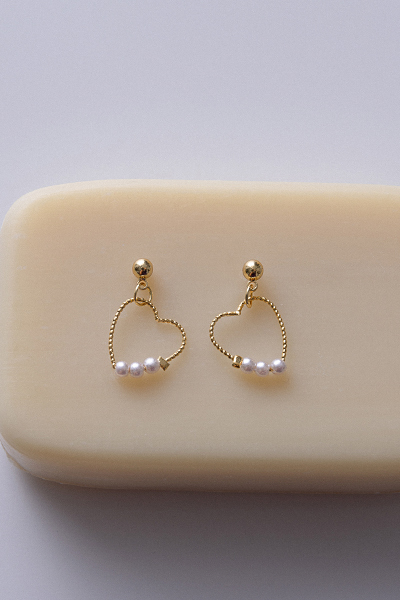 心型線條垂墜小珍珠。銀針耳環