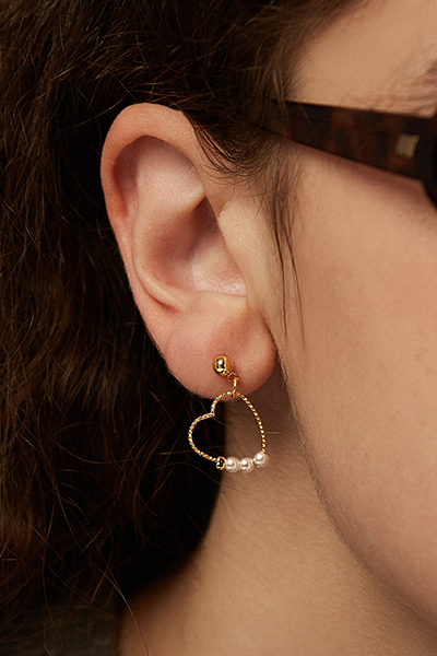 心型線條垂墜小珍珠。銀針耳環